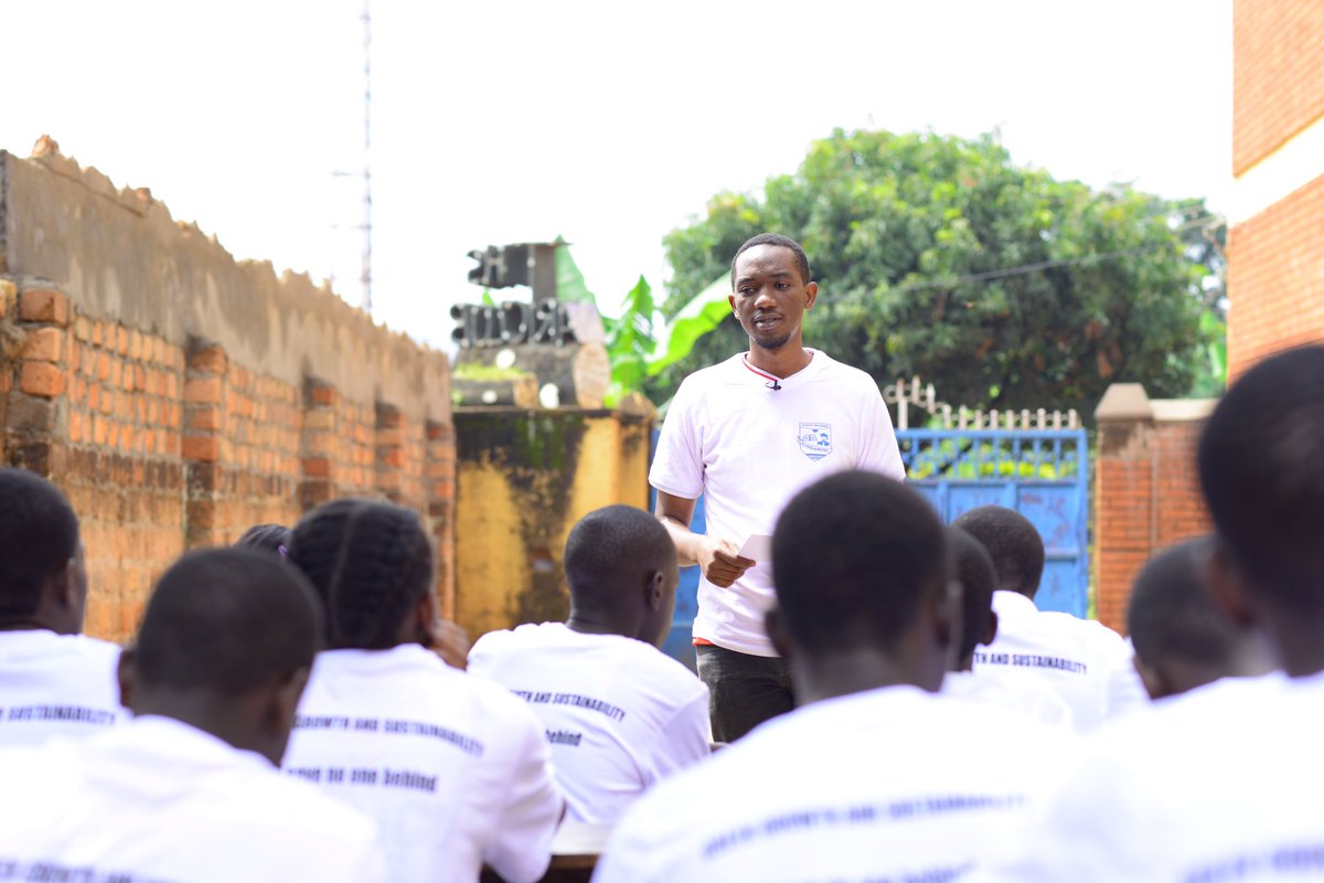nuwatwijuka's tweet photo. Students at Tropical high school designed a dustbin out of used plastic bottles. @rgabdho staff has advised them to improve it so that it can be sold out to the markets.
@UNHCRuganda @OPMUganda
#DCA
#WithRefugees
#tropicalhigh https://t.co/HRl82h3WLp