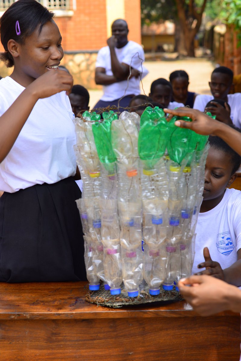 nuwatwijuka's tweet photo. Students at Tropical high school designed a dustbin out of used plastic bottles. @rgabdho staff has advised them to improve it so that it can be sold out to the markets.
@UNHCRuganda @OPMUganda
#DCA
#WithRefugees
#tropicalhigh https://t.co/HRl82h3WLp
