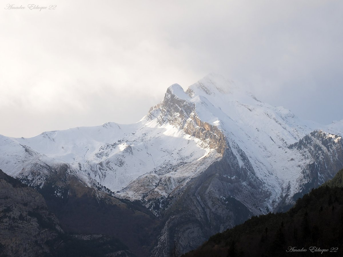 aelduque's tweet photo. Peña #Otal, en las primeras horas de la tarde de ayer, desde el Parque Nacional de #Ordesa, #Huesca, #Aragón, #Spain. https://t.co/zYrE9oPk1U