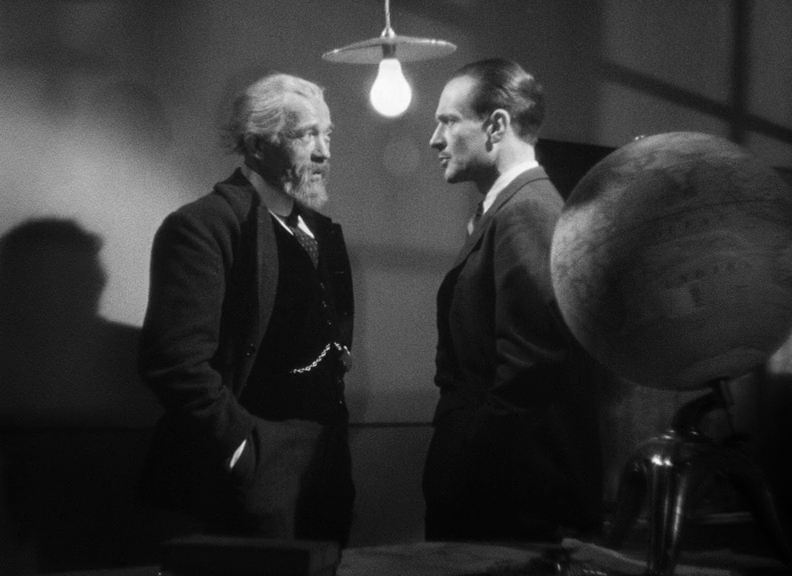 Vaikka miten kauan harrastaisi elokuvia, aina välillä – sopivan harvoin – tulee häkellyttyä siitä, että katsoo juuri jotain todella hienoa. Eilen se oli Clouzot'n Le Corbeau (The Raven, 1943), upea tarina kaaoksesta ❤️