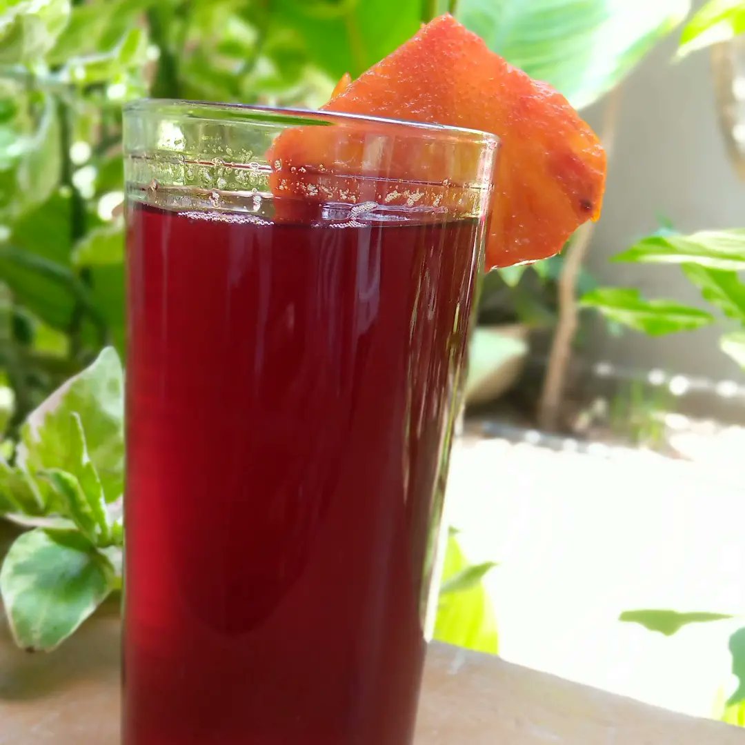 YaaDefor's tweet photo. Vous connaissez certainement la fleur d’hibiscus, encore appelée oseille de Guinée, connue au Togo comme le ‘bissap’.
Un verre de jus de bissap frais sous un chaud soleil est très rafraichissant, personne ne dira le contraire. 🤤

1/2
#TgTwittos #CIV225 https://t.co/AT74Z9e0qf