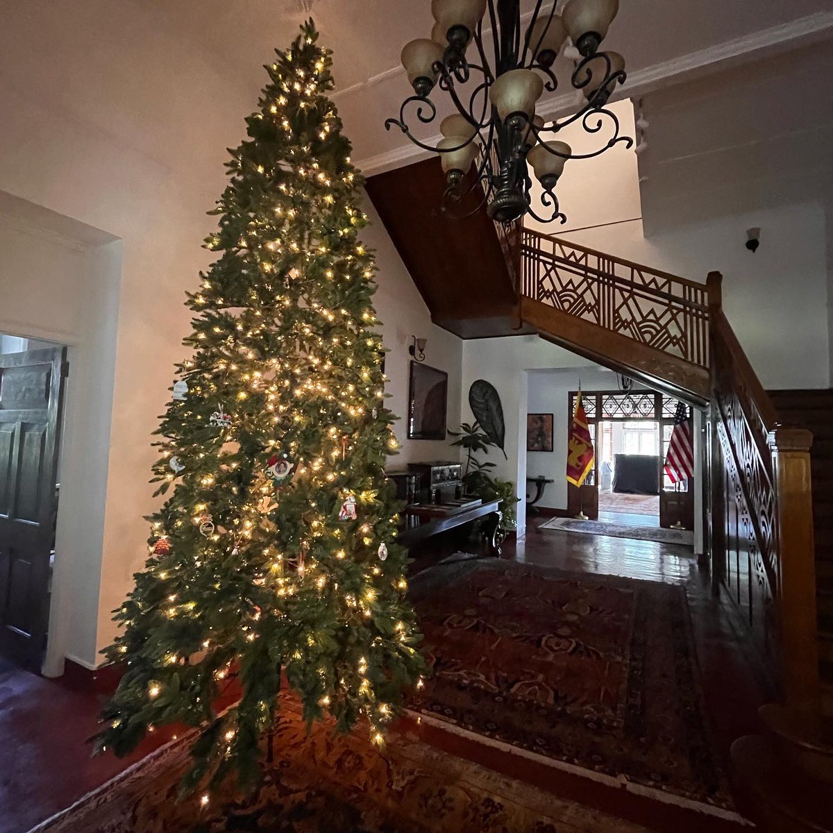 CurtisSChin's tweet photo. OK, who else put up their #Christmas tree the day after #Thanksgiving?! 🎄Here’s wishing all your year-end dreams come true. And per #KimTaehyung—the man behind the song “#ChristmasTree”: “Don’t be trapped in someone else’s dream.” #BeYourself #Be #V #BTSV
https://t.co/g6Hwbgw2sR https://t.co/Uh6RhP1REm