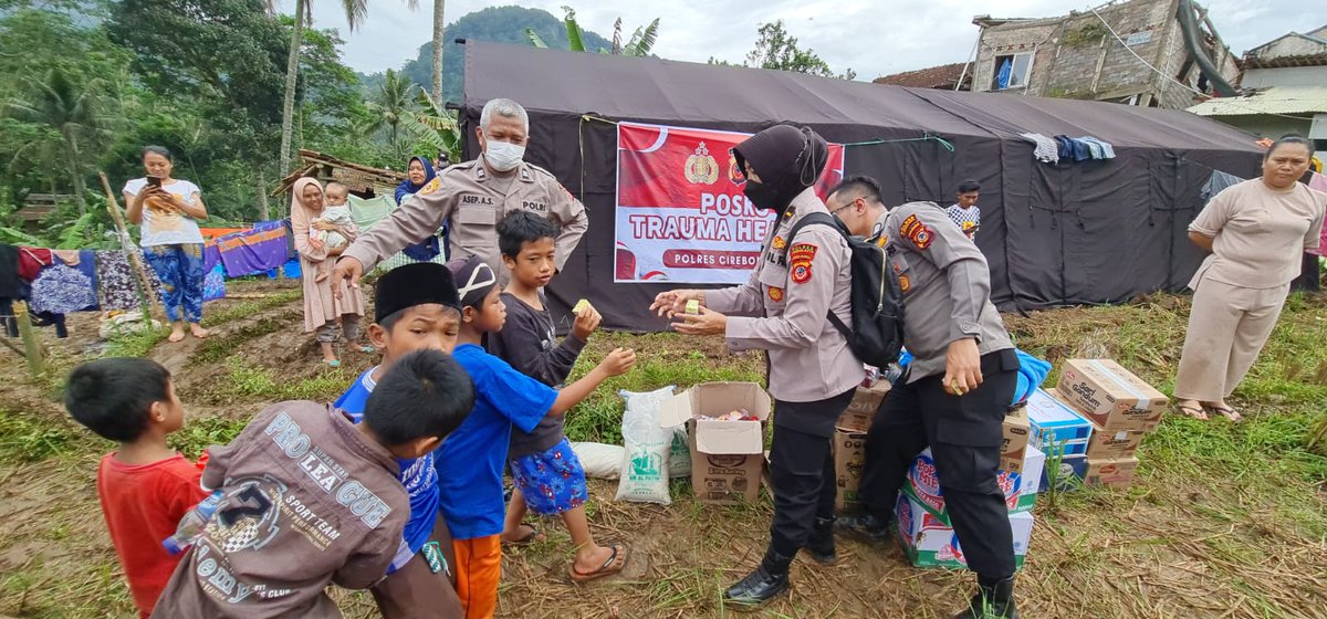 PolresCiko851's tweet photo. Peduli anak anak,Kapolres Cirebon Kota kirimkan personel Trauma Healing paska gempa disertai memberikan bansos berupa beras 5 kantong, 1 dus mineral, susu 5 dus, Selimut 20 buah dan kebutuhan bahan pokok lainnya

@KapolresCiko 
#polresciko 
#polrescirebonkota https://t.co/H2w5Pz2b5P