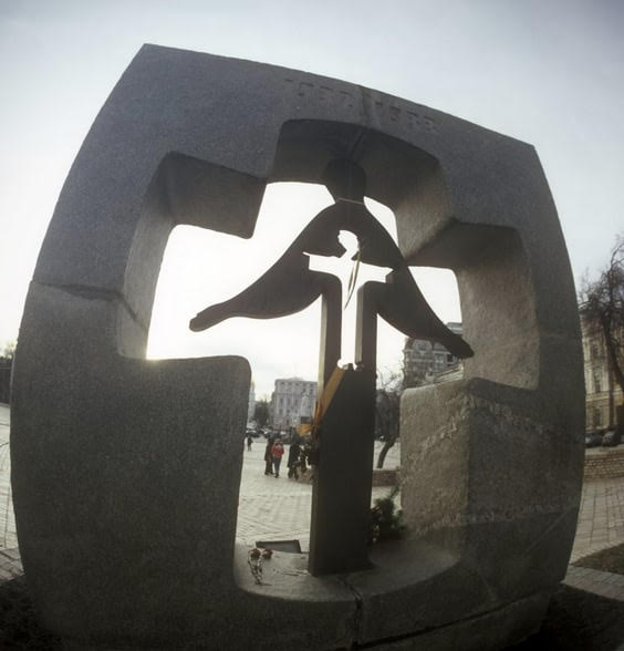 UkraineStand's tweet photo. Heureusement, le monde évolue : depuis les années 2000, l'avancée des connaissances historiques a permis la reconnaissance de l'Holodomor comme génocide par 16 pays et comme crime contre l'Humanité par le Parlement Européen depuis 2008. https://t.co/j7nPQ29WMx