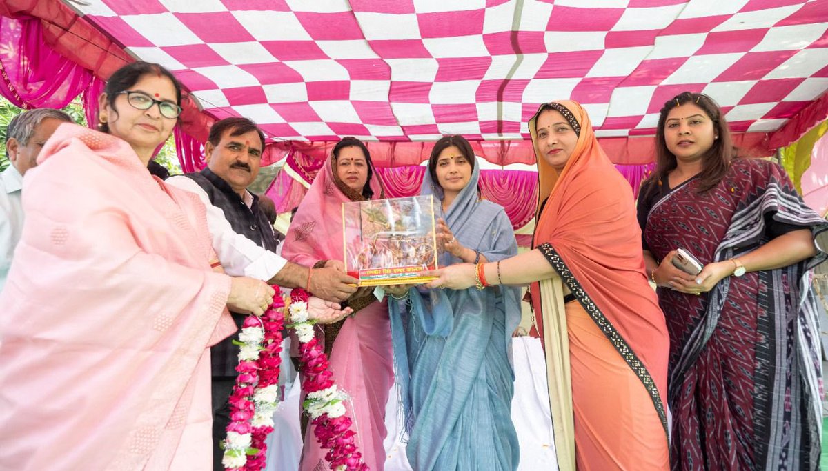 dimpleyadav's tweet photo. अपनो के साथ सैफई में ! https://t.co/p7tJL4R7k2