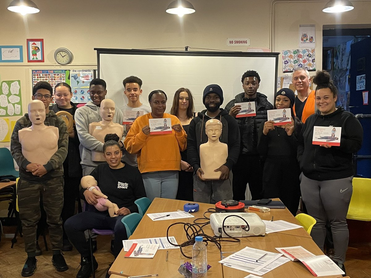 #Nunhead is a safer place today thanks to Mark #SafeTraining2U Everyone really enjoyed #FirstAid #Training today #youthwork