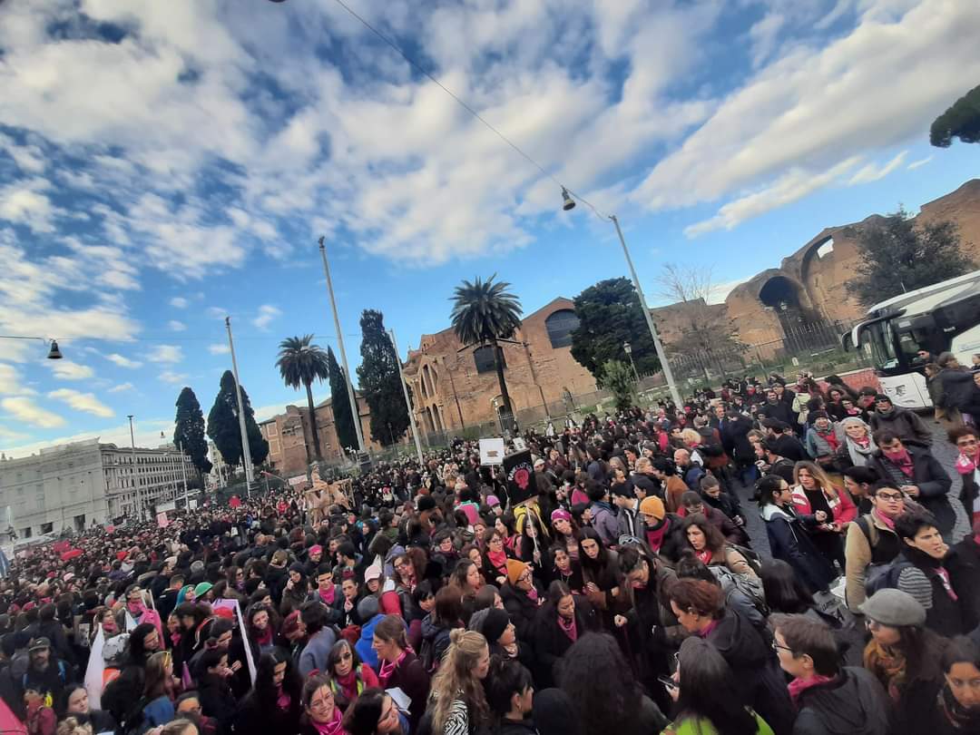 #26novembre Una marea Fucsia già invade #Roma.
Resistenza e lotta alla violenza patriarcale e di genere in tutte le sue forme riascolta il podcast: bit.ly/3F617Ju
 #nonunadimeno