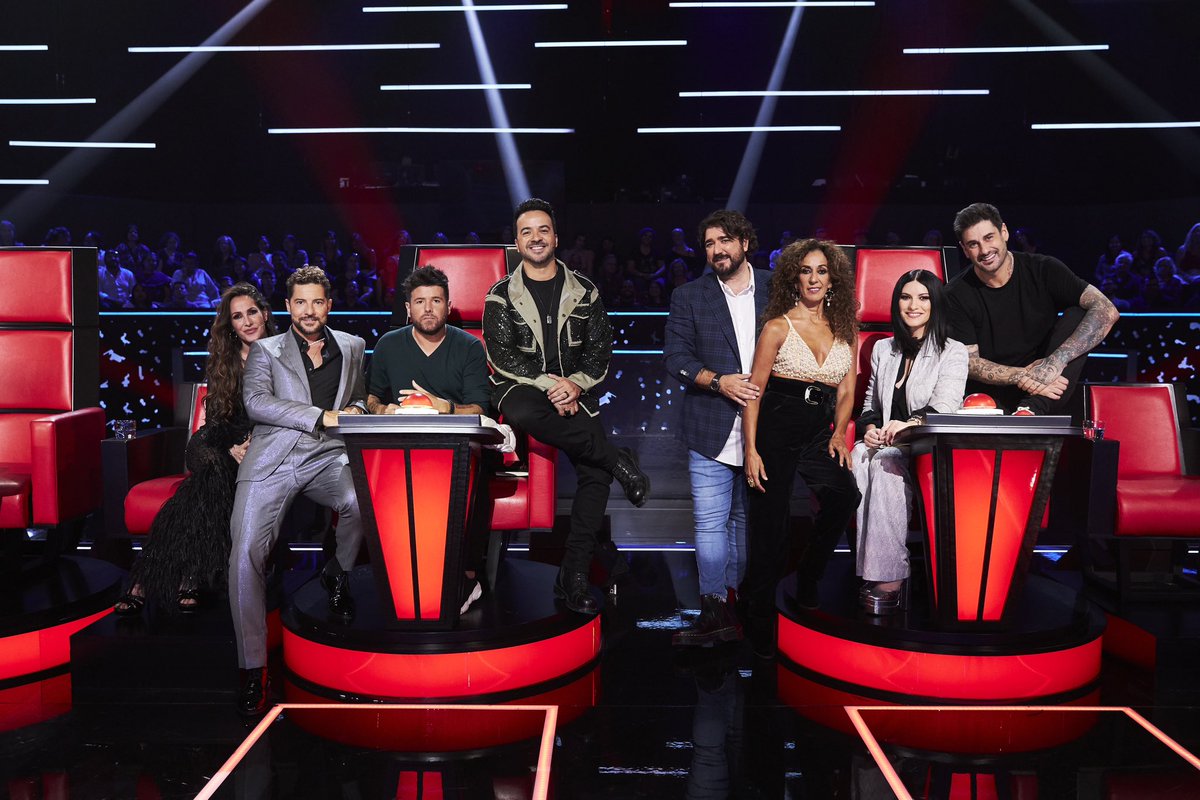 davidbisbal's tweet photo. Qué buen aniversario de @LaVozAntena3 10 años ya!!! https://t.co/Ht3VQALwgK
