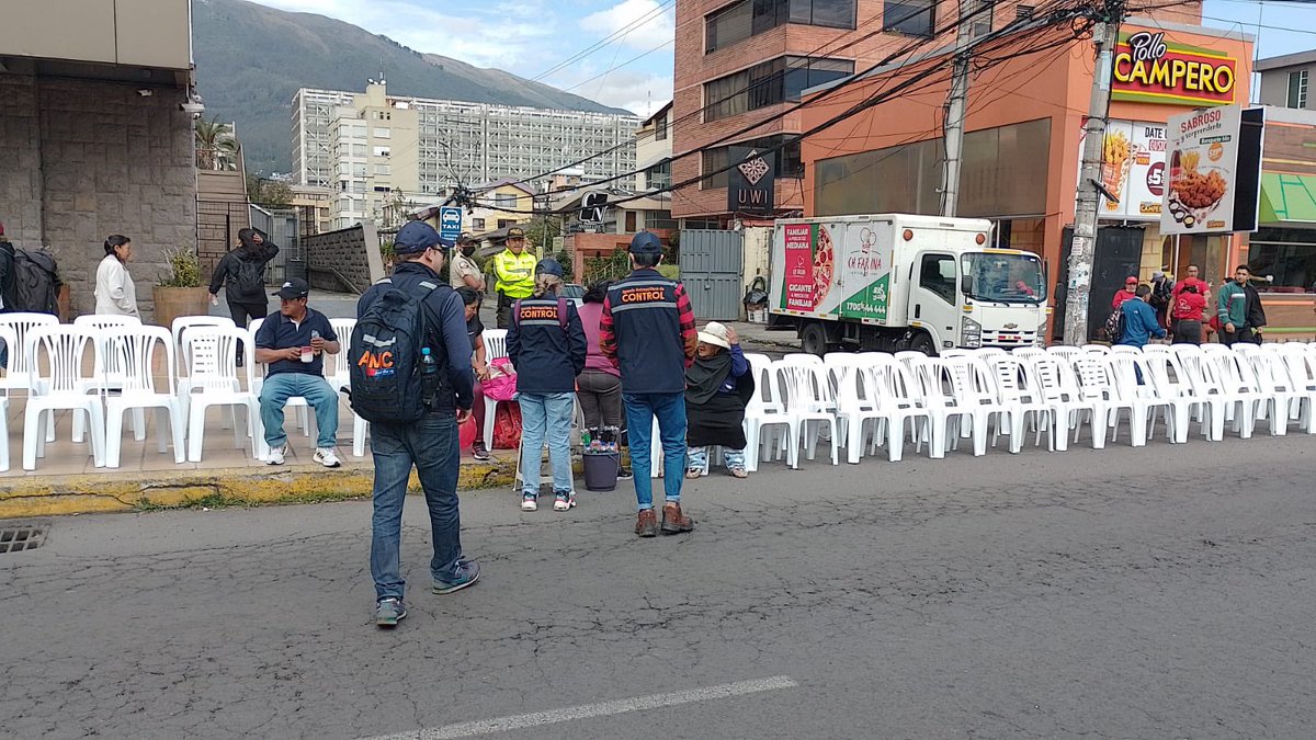 amcquito's tweet photo. 🔴|AHORA| Realizamos controles previo al inicio del Desfile de la Confraternidad en la Tribuna de los Shyris, para garantizar el orden y respeto a la normativa metropolitana. ⚠️

#FiestasDeQuito2022
#ComprometidosConLaSeguridad https://t.co/h0QjIf2v47