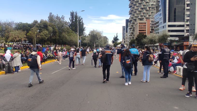 amcquito's tweet photo. 🔴|AHORA| Realizamos controles previo al inicio del Desfile de la Confraternidad en la Tribuna de los Shyris, para garantizar el orden y respeto a la normativa metropolitana. ⚠️

#FiestasDeQuito2022
#ComprometidosConLaSeguridad https://t.co/h0QjIf2v47