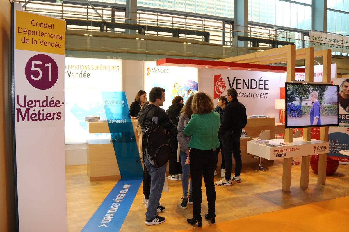 DepVendee's tweet photo. #VM85 🧐 Engagé pour la réussite des jeunes, le @DepVendee informe sur les formations supérieures en #Vendée et sur les métiers de la mer et du littoral.
Le saviez-vous ? Le Département propose lui-même des postes en #apprentissage !📍Découvrez-les stand 5⃣1⃣ de @vendeemetiers. https://t.co/kJQ5uXSJ9Q