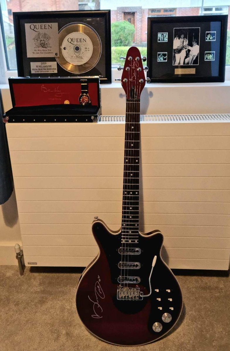 LukeHumphreys01's tweet photo. The collection grows! So happy to have received my signed #redspecial. Thank you @DrBrianMay and @BrianMayGuitars for giving me the chance to own this guitar and @DrBrianMay for an amazing tour this year!! https://t.co/By75Ma7aPb