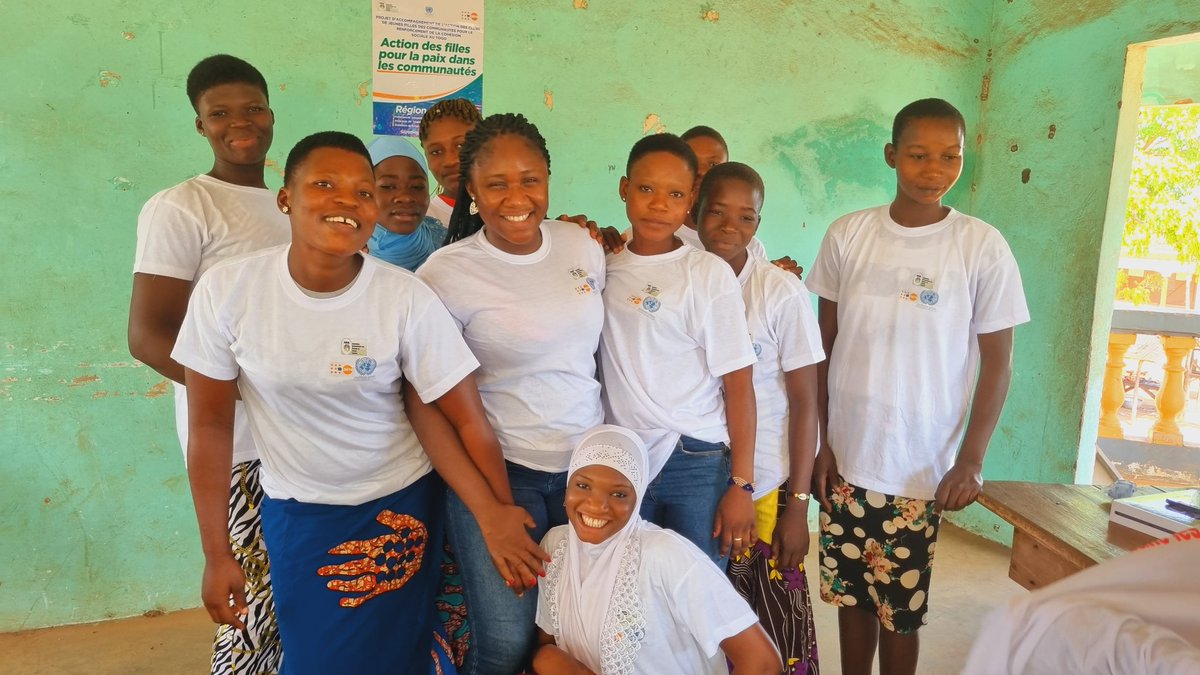 AifjlA's tweet photo. "Les filles de #Tchébébé s'engagent pour la paix dans les communautés" @UNFPA_TOGO #AIFJL  #ThisIsPeacebuilding #FillesEnAction 
#AIFJL 
#UNFPA
#PBFJeunesse https://t.co/QjgODfVzwI