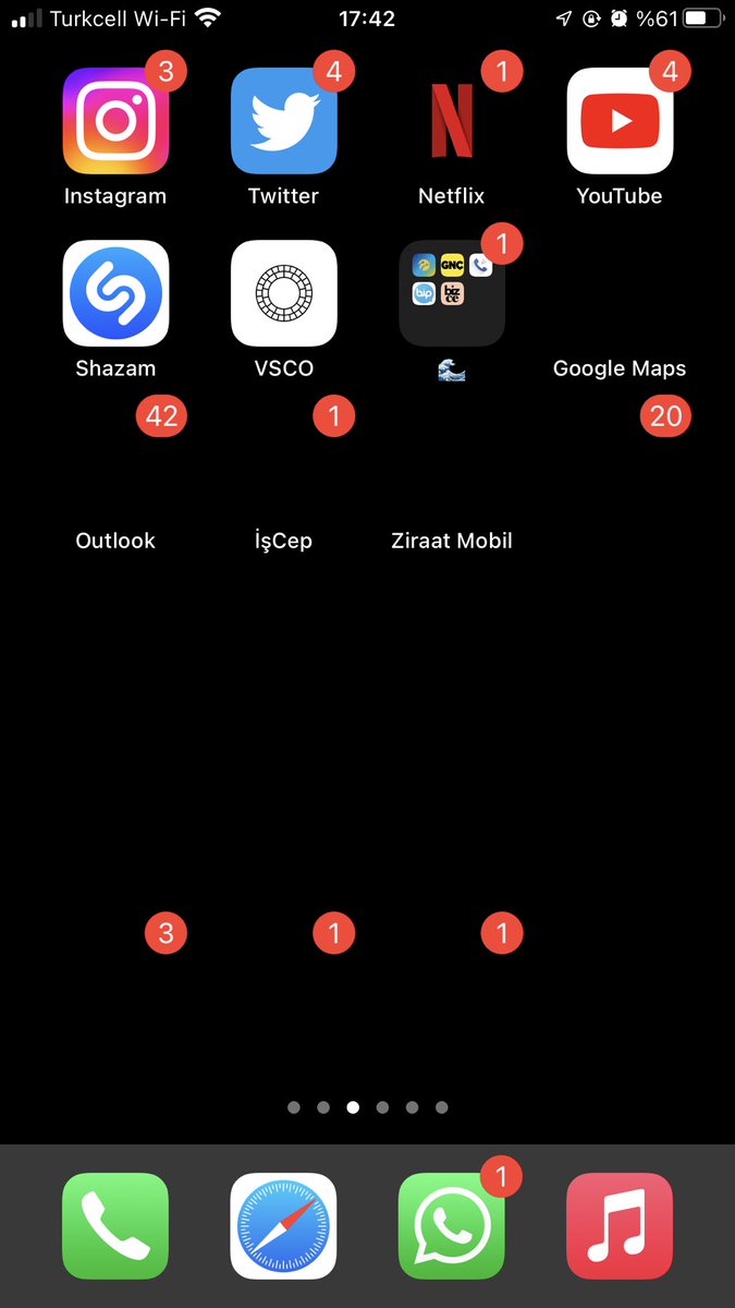 lahanasu's tweet photo. Manita iphone 14 ün stoğu yok diye üzülürken benim iphone 8in bana oynadığı oyunlar https://t.co/TmPxXyU6HE