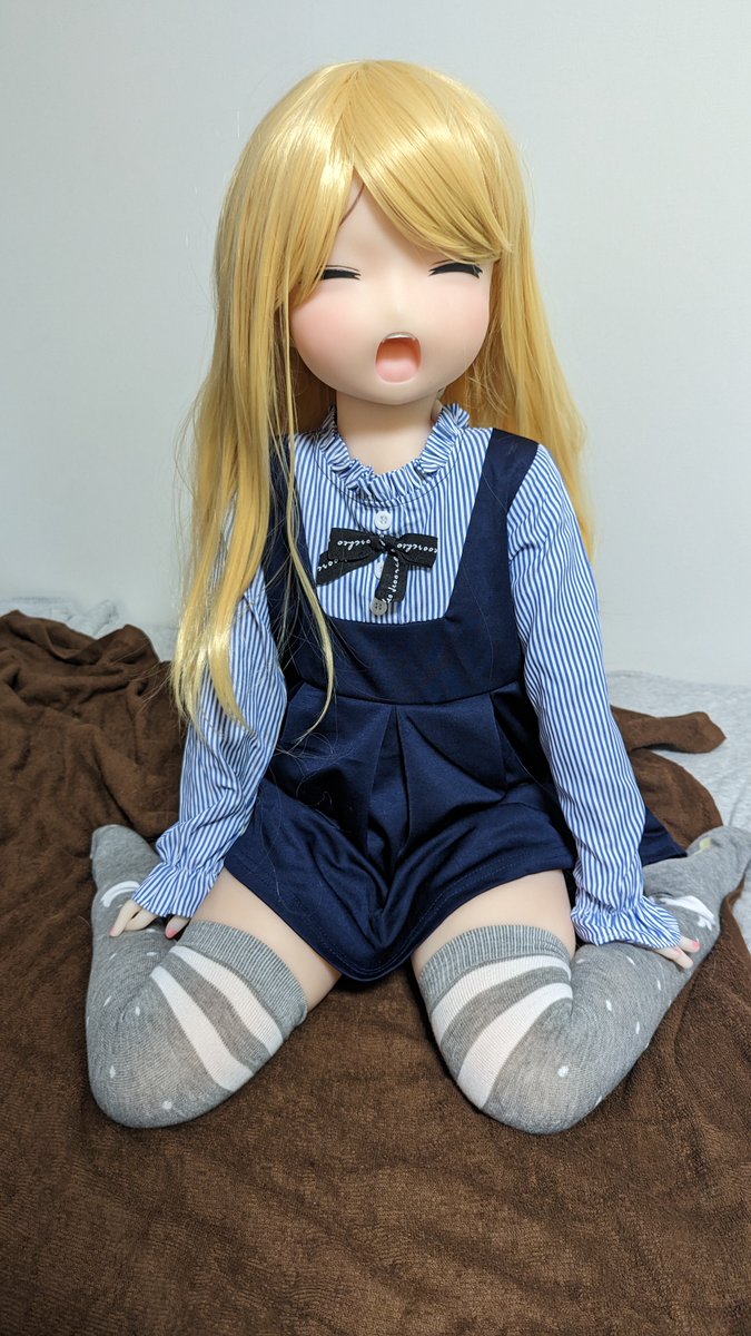 flymiyamiya's tweet photo. Doll House 168のHinaちゃんをお出迎えしましたー！
発売されて間もない娘なんですね。
あまりに可愛いので写真の記録用にアカウント開設笑。
適当に買った衣装が結構ハマってて良き。
基本カラーは金髪みたいだけど、追加で買った��ルバーが好みかも。

#ラブドール #等身大ドール  #アニメドール https://t.co/H5Ro9oOrvT