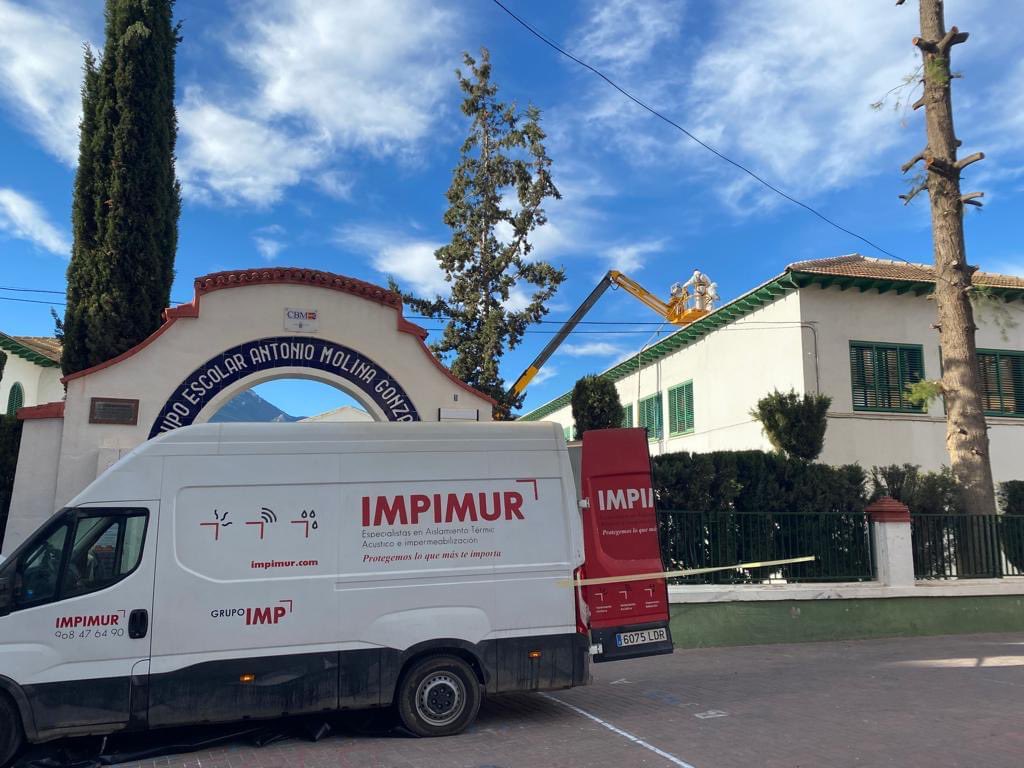 🪜⚒🧱El Ayuntamiento de Blanca lleva a cabo un sellado de urgencia de las cubiertas del CEIP Antonio Molina debido a su mal estado.

El Consistorio blanqueño, ante la inacción durante años del Gobierno Regional, ha tomado esta decisión para permitir que durante los periodos