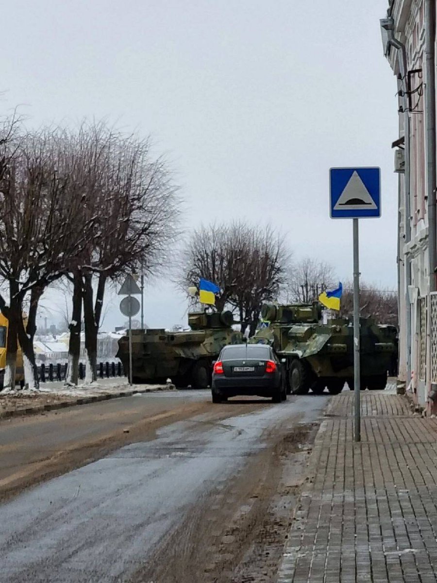 zgldz's tweet photo. Оказалось киношники что-то снимали, то ли какую-то фальсификацию, то ли кино. https://t.co/OGFbXfLJ1K