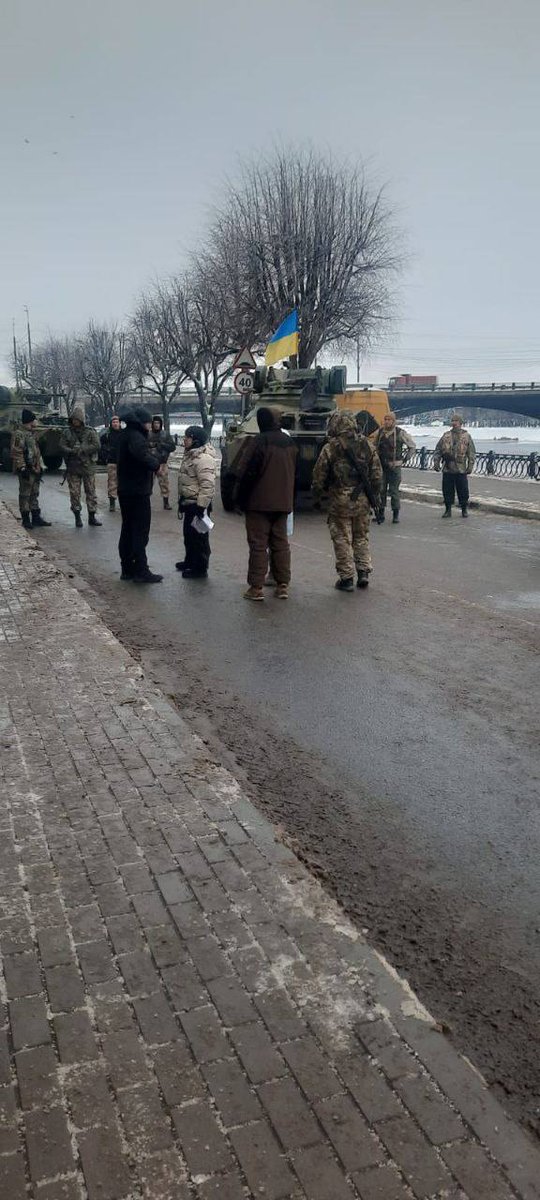 zgldz's tweet photo. Оказалось киношники что-то снимали, то ли какую-то фальсификацию, то ли кино. https://t.co/OGFbXfLJ1K