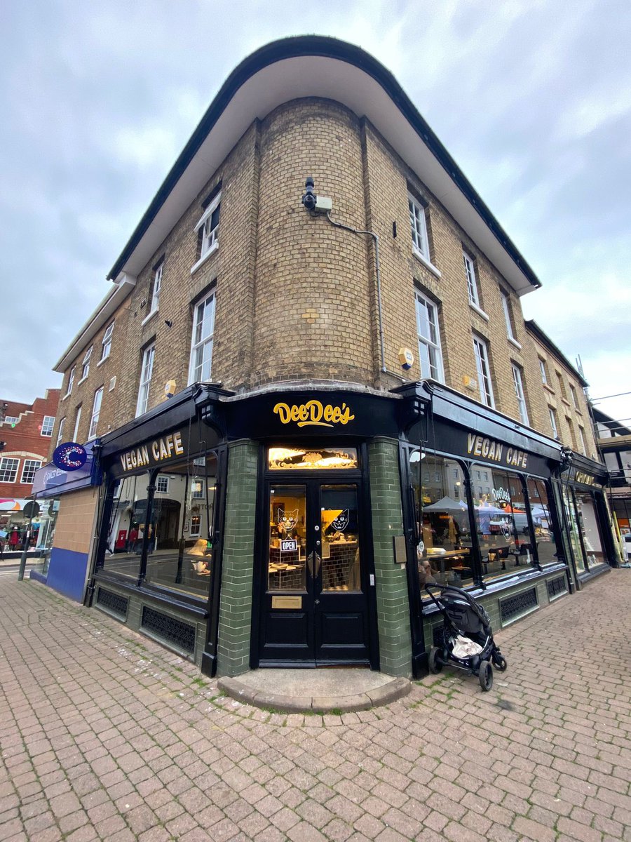 penfoldholes's tweet photo. My son’s new premises now the scaffolding has gone #DeeDees #Biggleswade https://t.co/CDWpDrw9Tl