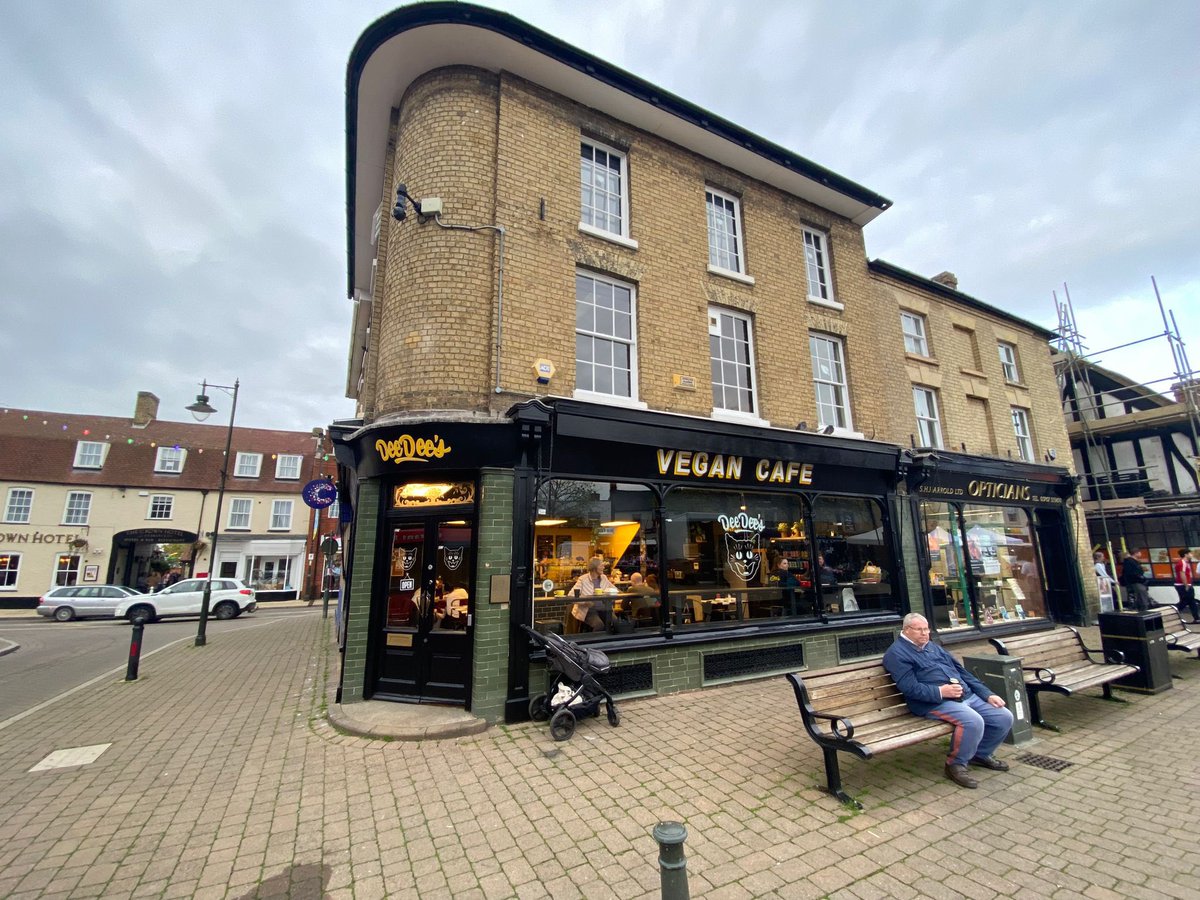 penfoldholes's tweet photo. My son’s new premises now the scaffolding has gone #DeeDees #Biggleswade https://t.co/CDWpDrw9Tl
