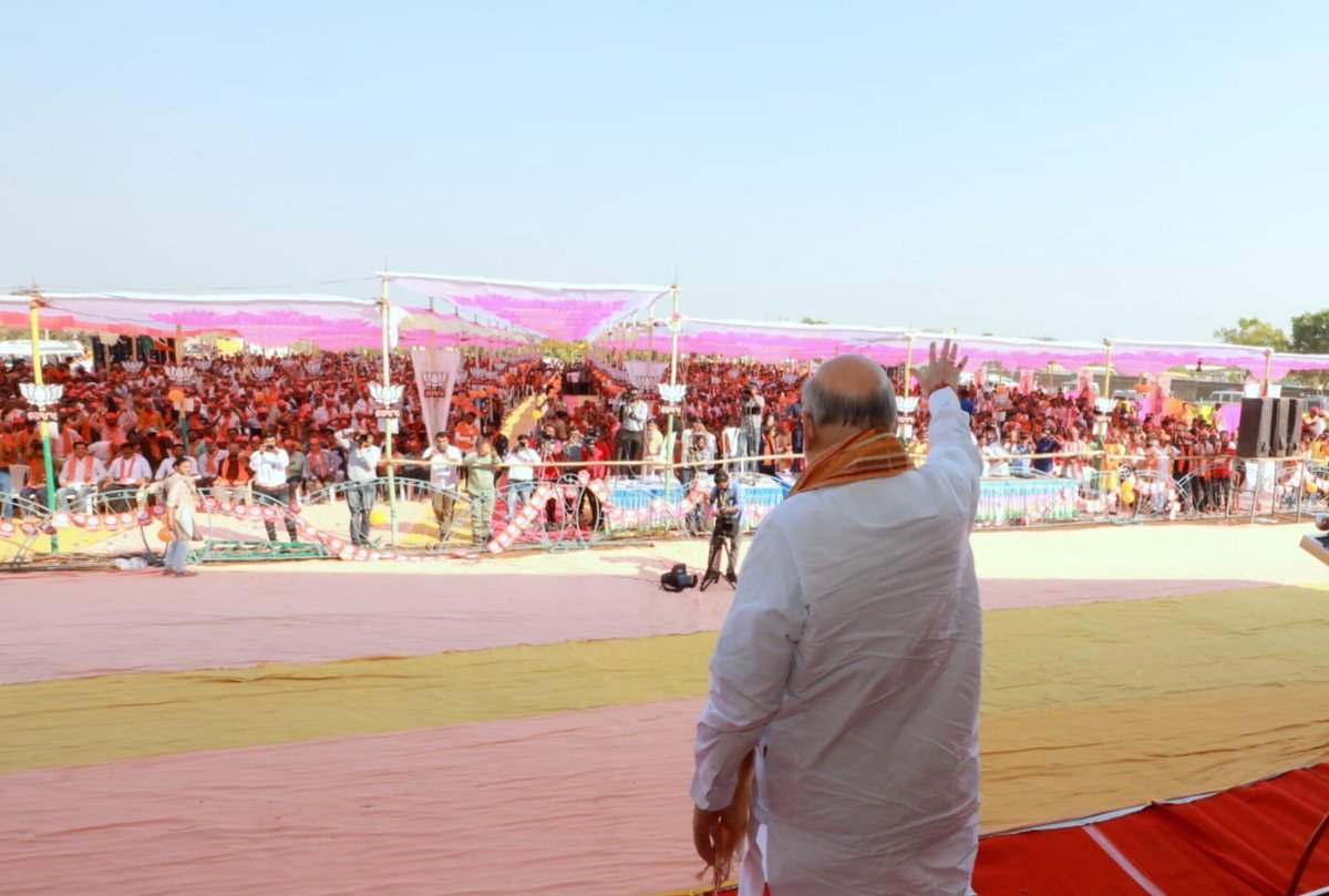 'જય ભાજપા, તય ભાજપા' 

ભક્તકવિ શ્રી નરસિંહ મહેતાની જન્મભૂમિ તળાજા મુકામે માનનીય કેન્દ્રીય ગૃહ અને સહકાર મંત્રી શ્રી <a href="/AmitShah/">Amit Shah</a> વિશાળ જનમેદનીને સંબોધી ભારતીય જનતા પાર્ટીને જંગી મતોથી જિતાડવા આહ્વાન કર્યું. 

#અગ્રેસર_ગુજરાતનો_સંકલ્પ