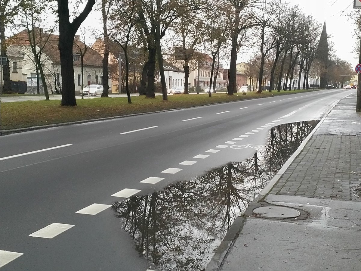 radbezirk_mahe's tweet photo. Bevor dieser Abschnitt von #AltBiesdorf #B1B5 saniert wurde, haben wir im FahrRat #MaHe diese Pfütze angesprochen. Man würde es beachten, hieß es. Nun, verehrte Damen und Herren, sehen Sie selbst. CC @julia_witt @ADFC_Wuhletal https://t.co/Zg1iiif8i4