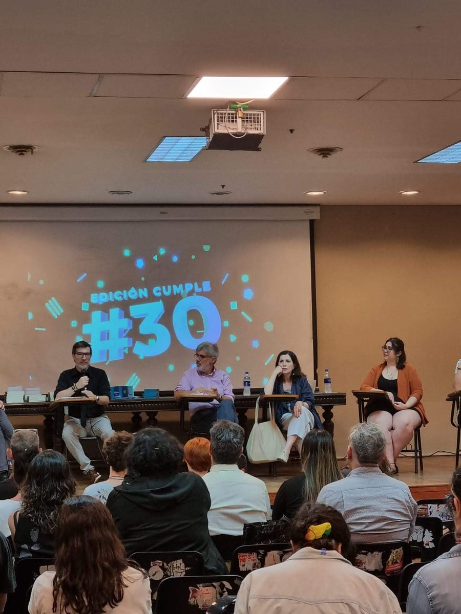 eriwrede's tweet photo. Ayer tuve el honor de participar de la celebración de los 30 años de mi amada carrera 🥰 Me llevo un hermoso recuerdo (además de la remera y la moneda conmemorativa de los 200 años #orgulloUBA 😋). Aguante Edición 🫶🏽 https://t.co/fkVoIDzMcW
