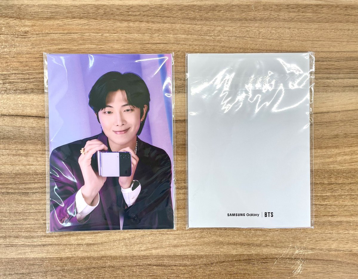 moooo_08's tweet photo. [BTS] Galaxy Z flip4 postccard sell ♥️

▪️postcard 7ea = 1 set = 15,000 won

▪️No defect and the best quality

▪️be authenticated

DM plz👏👏👏👏👏

#bts   #GalaxyZFold4 #galaxyzflip4 #GalaxyUnpacked https://t.co/61ZRLehpO0