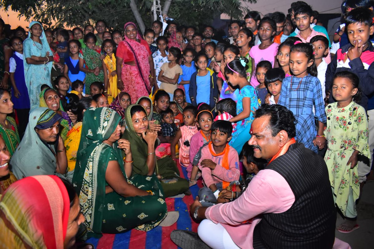 jitu_vaghani's tweet photo. ભાવનગરમાં ફરી ખીલશે કમળ 

કુંભારવાડા વોર્ડમાં આગામી વિધાનસભા ચૂંટણીના ભાગરૂપે આયોજિત સેવા, સમર્પણ અને સદ્દભાવનાની જન સંપર્ક યાત્રા યોજી મતવિસ્તારની જનતાને આગામી વિધાનસભા ચૂંટણીમાં ભારતીય જનતા પાર્ટીને જંગી બહુમતિથી જીતાડવા માટે આહવાન કર્યું.
 
#કમળ_ખીલશે_જીતુભાઇ_જીતશે https://t.co/3ficZmmoZv