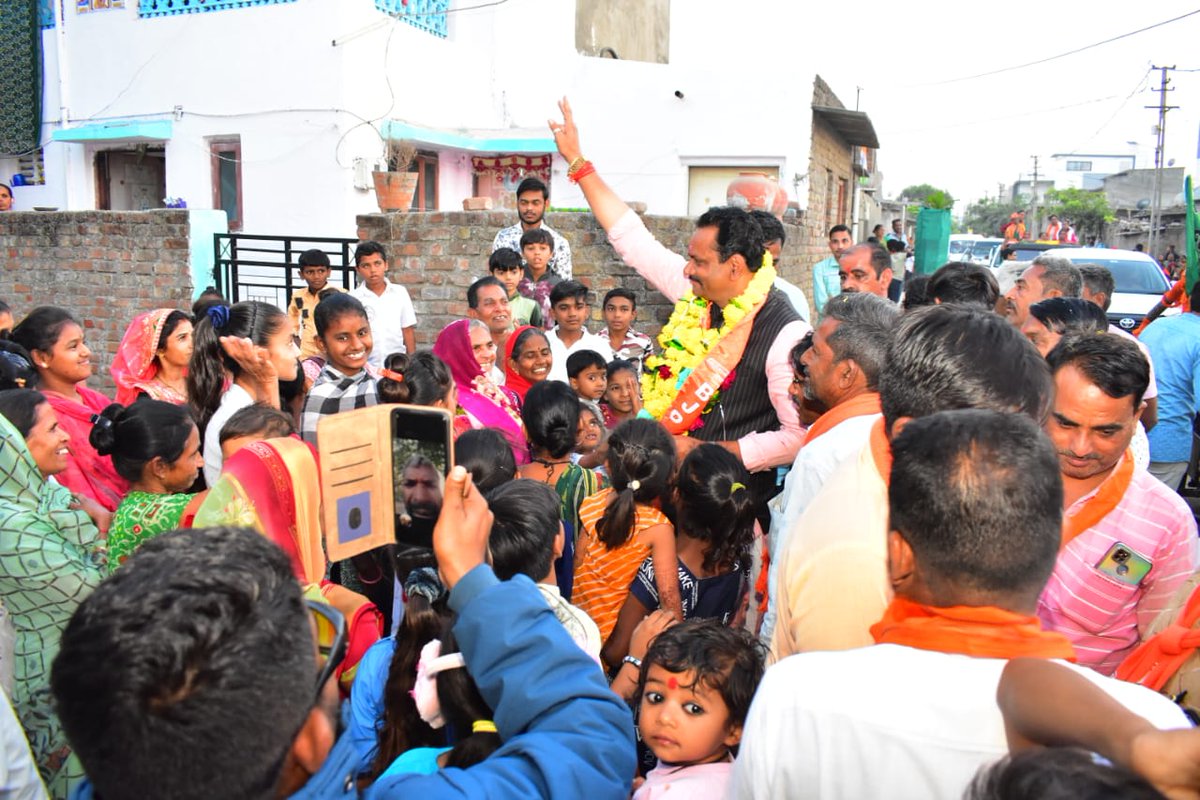 jitu_vaghani's tweet photo. ભાવનગરમાં ફરી ખીલશે કમળ 

કુંભારવાડા વોર્ડમાં આગામી વિધાનસભા ચૂંટણીના ભાગરૂપે આયોજિત સેવા, સમર્પણ અને સદ્દભાવનાની જન સંપર્ક યાત્રા યોજી મતવિસ્તારની જનતાને આગામી વિધાનસભા ચૂંટણીમાં ભારતીય જનતા પાર્ટીને જંગી બહુમતિથી જીતાડવા માટે આહવાન કર્યું.
 
#કમળ_ખીલશે_જીતુભાઇ_જીતશે https://t.co/3ficZmmoZv