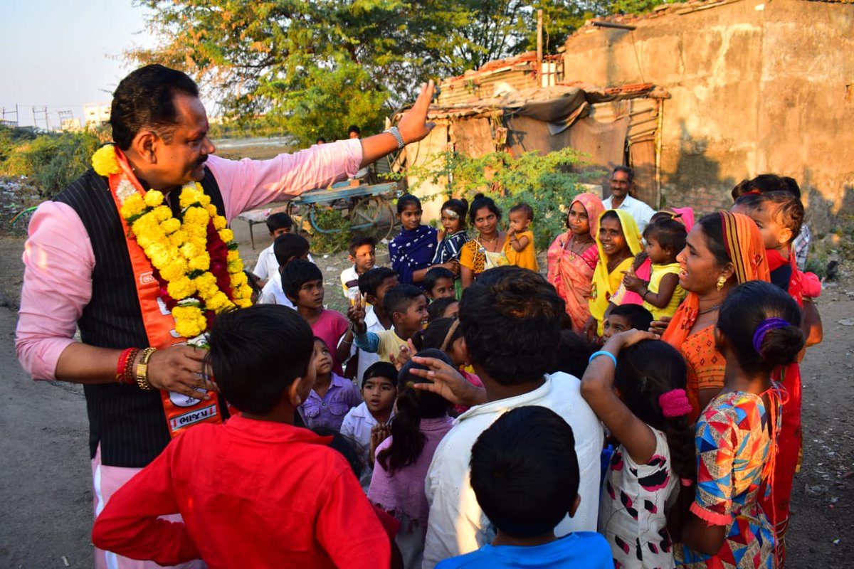 jitu_vaghani's tweet photo. ભાવનગરમાં ફરી ખીલશે કમળ 

કુંભારવાડા વોર્ડમાં આગામી વિધાનસભા ચૂંટણીના ભાગરૂપે આયોજિત સેવા, સમર્પણ અને સદ્દભાવનાની જન સંપર્ક યાત્રા યોજી મતવિસ્તારની જનતાને આગામી વિધાનસભા ચૂંટણીમાં ભારતીય જનતા પાર્ટીને જંગી બહુમતિથી જીતાડવા માટે આહવાન કર્યું.
 
#કમળ_ખીલશે_જીતુભાઇ_જીતશે https://t.co/3ficZmmoZv