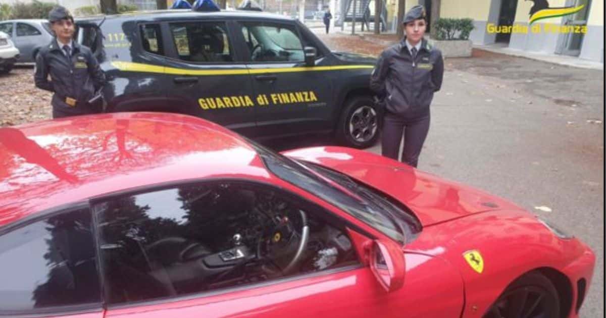 colombiancomco's tweet photo. Un joven fue detenido por falsificar un Ferrari F430 https://t.co/HBN41gGNT9 https://t.co/VFg5awuohG
