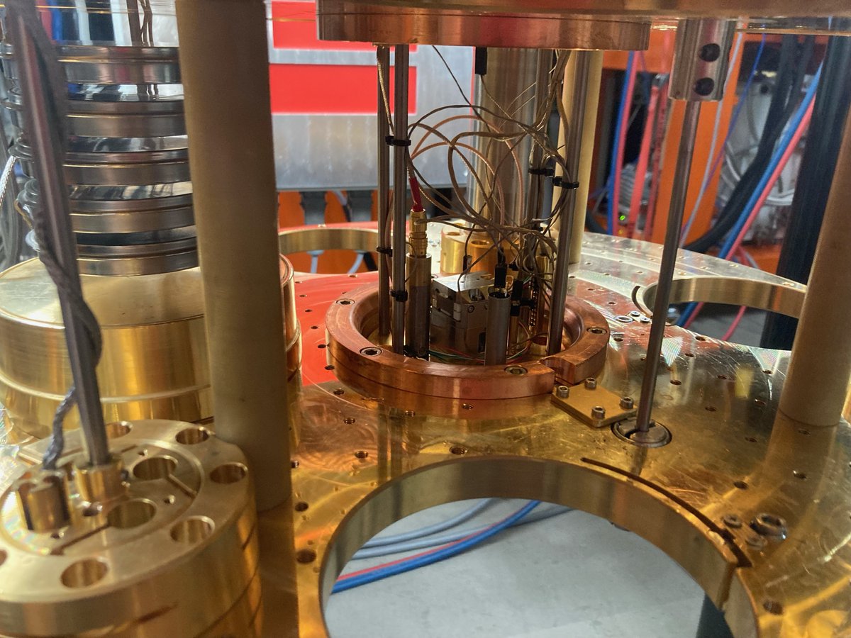 OnnesTech's tweet image. @OnnesTech&apos;s arQtika on the insertable probe of Leiden Cryogenics. Together we move your samples from from outside the fridge to the milli-kelvin plate and position it to your measurement location with unprecedented speed. Get ready to boost your research cycle speed!