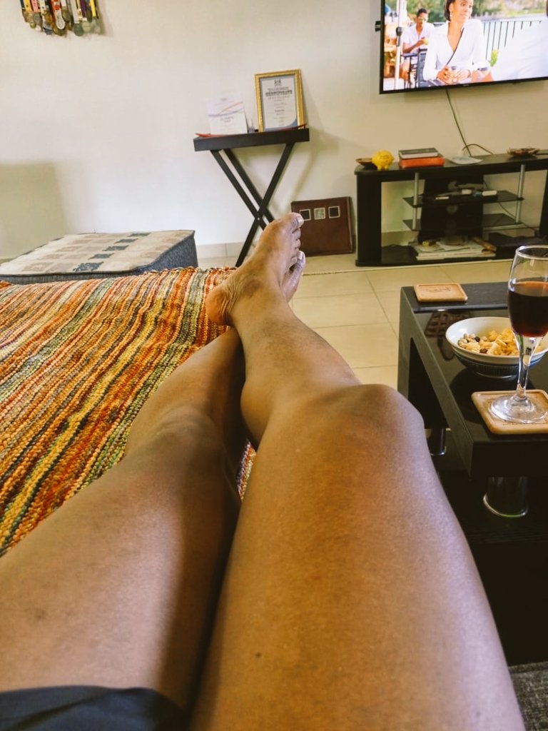 KristianMmusi's tweet photo. Calming the Marathon nerves with red grape and #Singleholic movie https://t.co/1BY322yovR