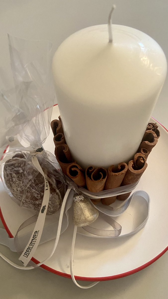 Peter_Aigner's tweet photo. Beim #lederleitner gibt’s jetzt auch Lebkuchen…😊🎄🎁 https://t.co/ZCxgyeQozj