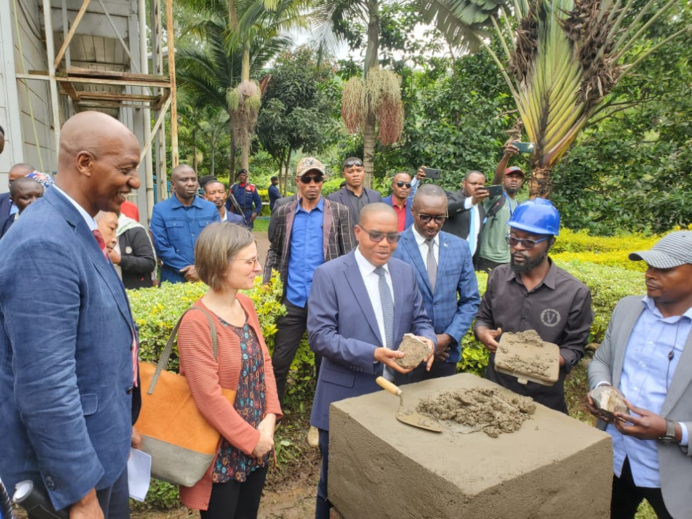 GouvSudkivu's tweet photo. Après Ruzizi 1, @TheoKASI a posé la 1ère pierre pr la modernisation du poste frontalier à arrêt unique Ruzizi 2. Ce projet à pr but de sécuriser les activités socio-économiques et transfrontalières en vue de consolider l'intégration économique sous régionale ds la vision du PR. https://t.co/9xCEcJFxFr