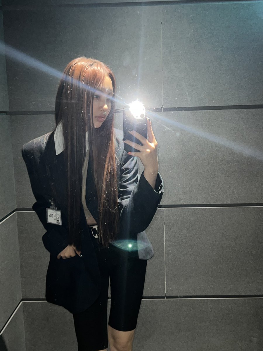 phoningnwjns's tweet photo. [221124] #HYEIN’s album update!
#NewJeans #뉴진스 https://t.co/6JjauYQWVy