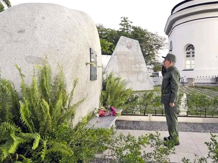 ¡Fidel es FIDEL!
¡Raúl es RAÚL!
《La permanente enseñanza de #Fidel es que sí se puede, que el hombre es capaz de sobreponerse a las más duras condiciones si no desfallece su voluntad de vencer ...》#Raúl.
#Cuba #CubaSocialista #CubaVive #FidelPorSiempre #FidelVive #LíderEterno