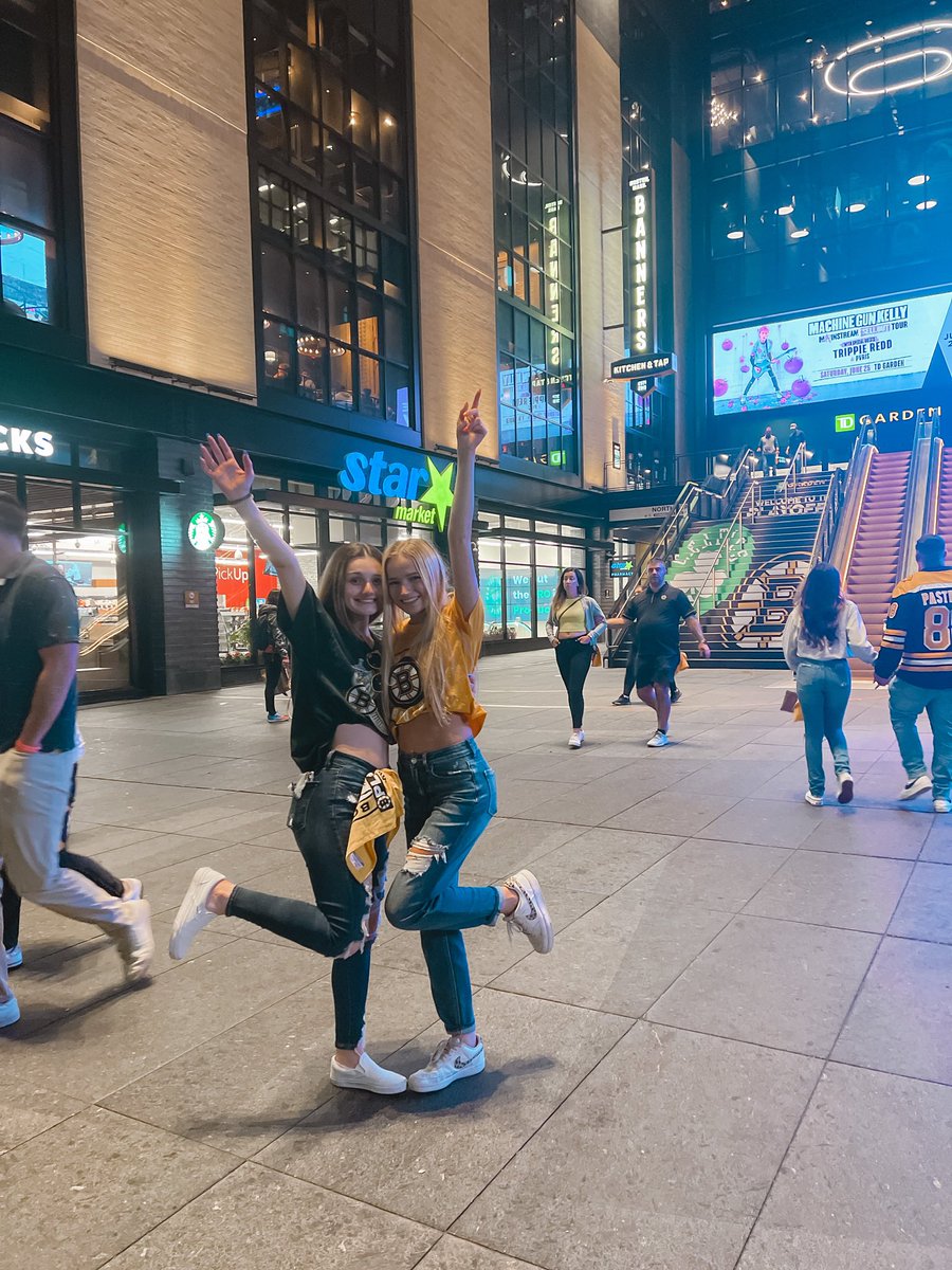 bymandaaa's tweet photo. i would pay any amount of money to relive game 6 of the playoffs at td garden again #nhlbruins #nhlplayoffs #bruinsyoffs https://t.co/sqVvlwD2Q0