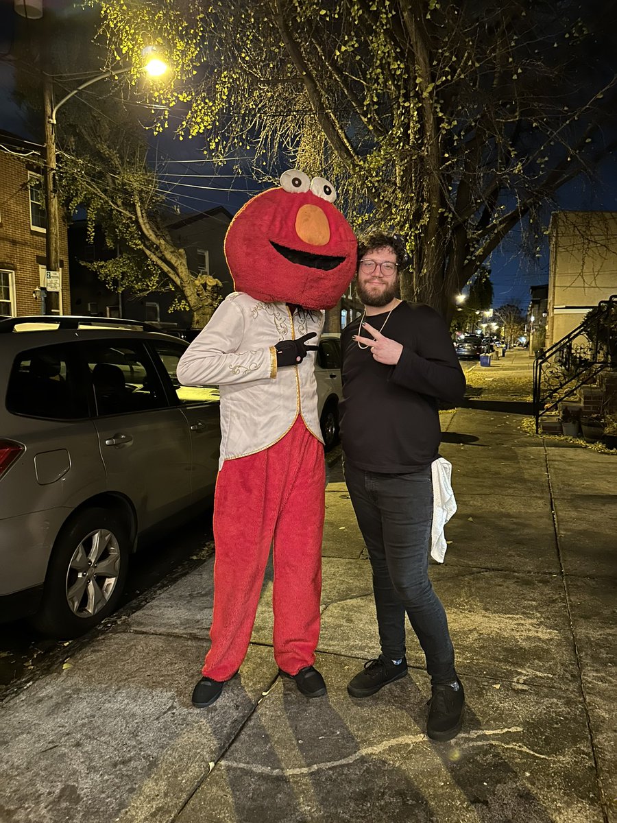 thecheshiresam's tweet photo. Look who stopped by @locopez last night! I went outside for a minute with my friend and we heard drumming and suddenly, Elmo and the crew were there! Insanely talented and nice dudes. They even let our barback, Carlos, hop on the drums and play for a bit.
#philly #phillyelmo https://t.co/I3V1nx787u