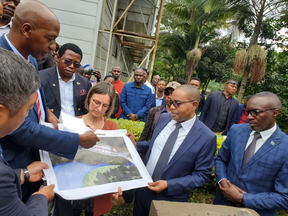 GouvSudkivu's tweet photo. Après Ruzizi 1, @TheoKASI a posé la 1ère pierre pr la modernisation du poste frontalier à arrêt unique Ruzizi 2. Ce projet à pr but de sécuriser les activités socio-économiques et transfrontalières en vue de consolider l'intégration économique sous régionale ds la vision du PR. https://t.co/9xCEcJFxFr