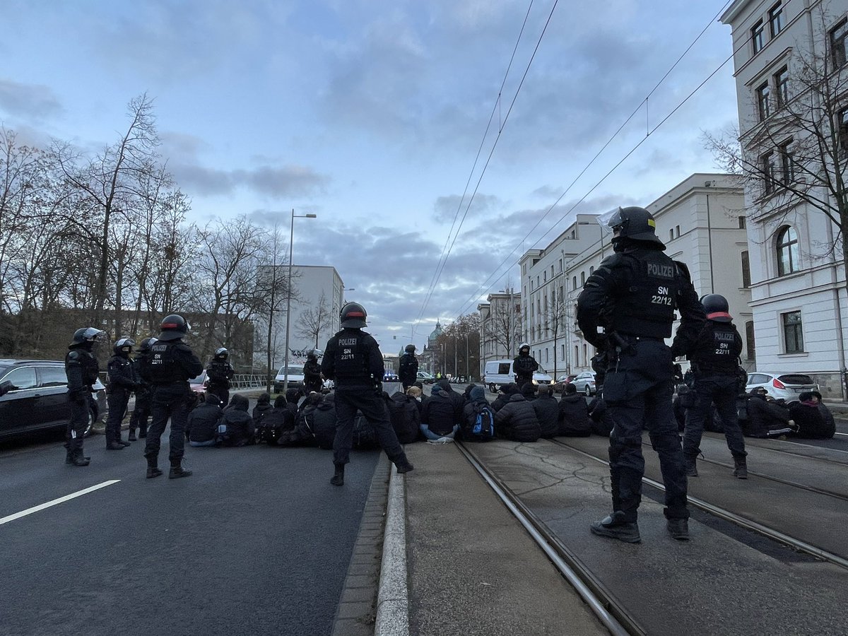 15:56 Inzwischen drei Reihen auf der Friedrich Ebert Straße. #le2611
