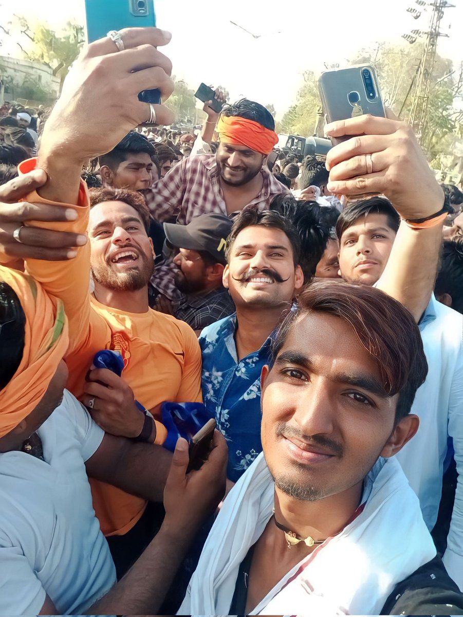 Gopal_Bassi's tweet photo. कांधों पे बिठाया मुझे मोहब्बत से आपने
इस ओर बढ़े हर हाथ की हिफाज़त मेरा फर्ज है।
#GopalBassi #Gopal_Bassi https://t.co/djwauO00Bp