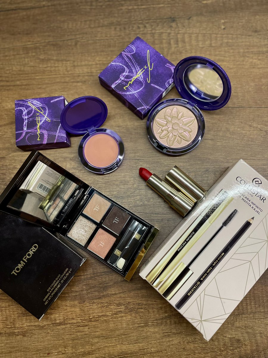 Meangirla's tweet photo. Моя звичайна розпаковка початку 2022 року: Mac, Tom Ford, Сlarins
Моя розпаковка листопада 2022 року: майже Dyson😂              Русня, але ви нас не зламаєте. Ви спокійно замовляєте собі косметику, гарний одяг, але це все не скриє ваші понівечені душі. #RussiaIsATerroristState https://t.co/yLWet1y6q5