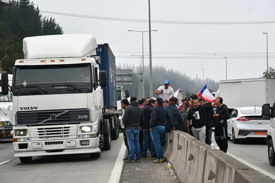 latercera's tweet photo. Agrupación de agricultores de Paine se suma a paro de camioneros https://t.co/QFd0ZYXOeo https://t.co/dLSivzR0p4