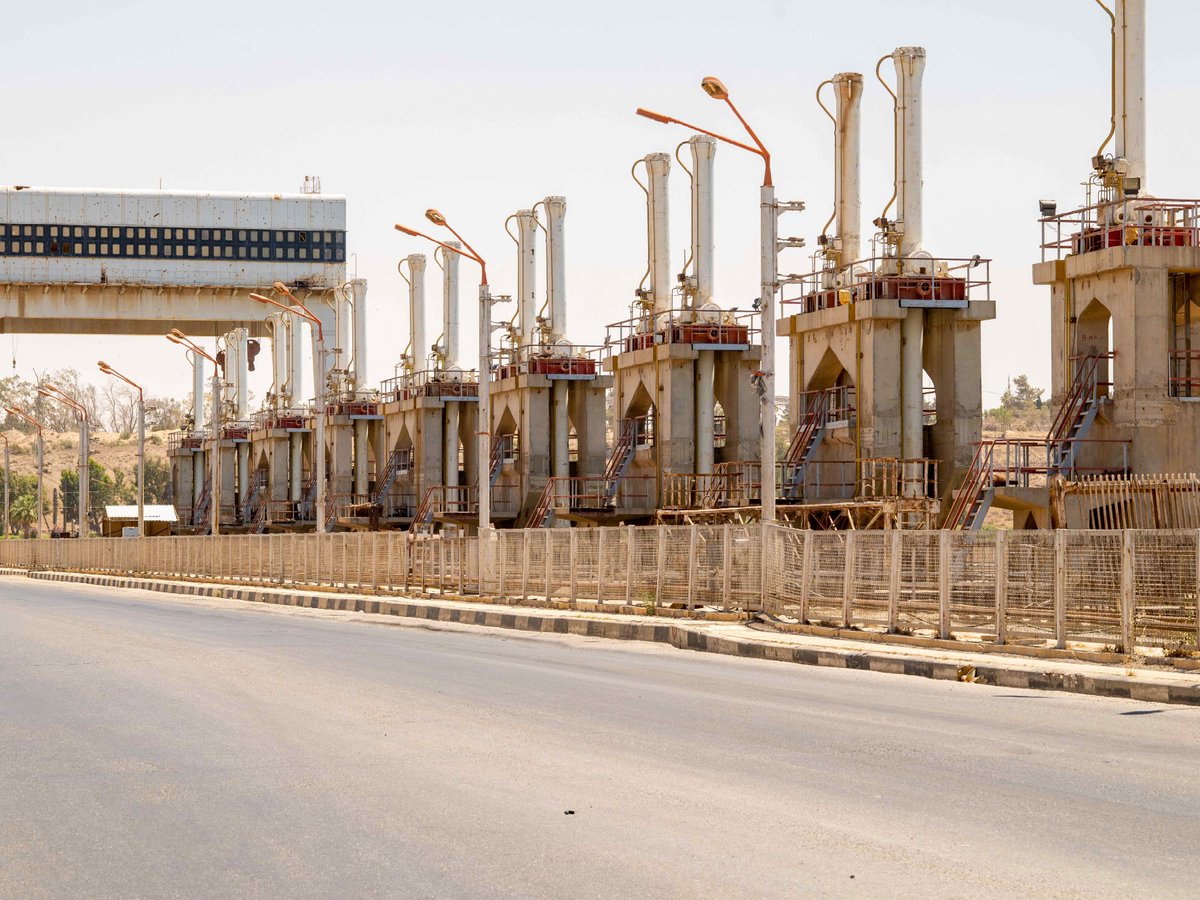 RecognizeMeProj's tweet photo. Tabqa Dam, designed to generate 880 megawatts of electricity and irrigate 1.5 million acres, is hurting. 30% of area structures are gone, 48% more severely damaged. Without rehab, the dam will soon reach total collapse.
#RecognizeMe #AANES #NortheastSyria #HumanRights https://t.co/4JH2E1Px5O