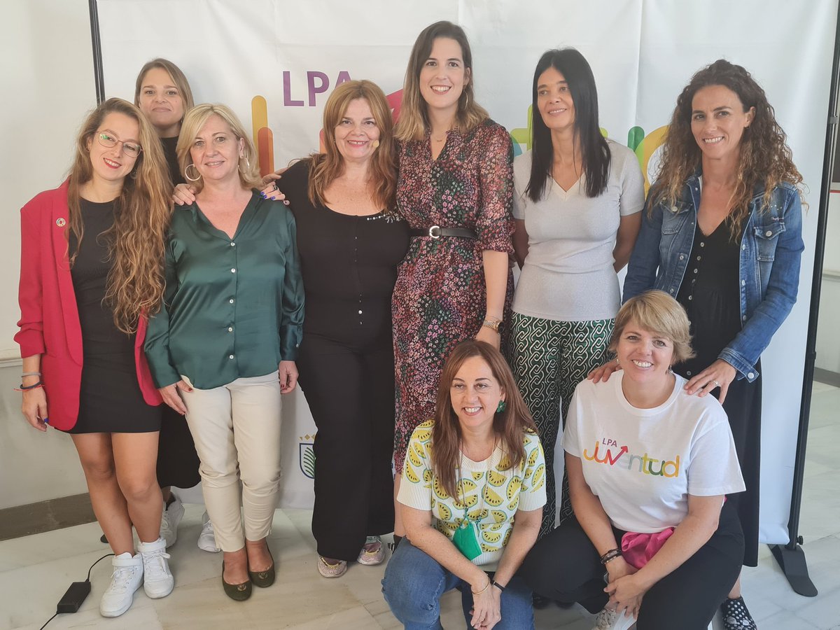 aytolpgc's tweet photo. ♻️💕 #ReYouth culminó dejando ponencias de lujo de Silvia Leal, Pedro M. Barrajón, José A. Cruz o Emilio Duró. Especiales de radio, colectivos juveniles y sus experiencias reales, charlas con políticos, talleres... Unas grandes jornadas. Gracias a un equipo, el de @LPAJuventud https://t.co/FV9kW7JbwR