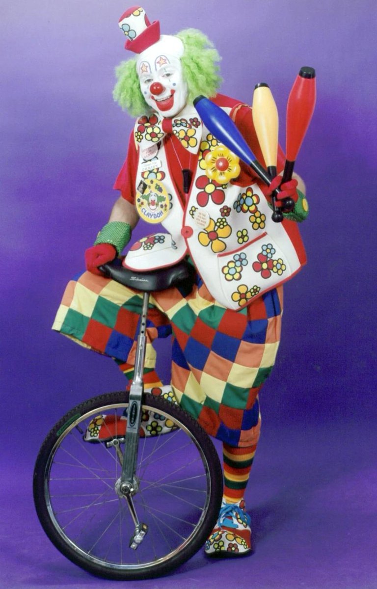 JasonGKelty's tweet photo. Dreamed about Bullitt East Chargers' win lastnight.  I recall one dreamy play where Egan dropped back on his unicycle and hit Gauthier for a touchdown.  Mason then spiked the ball from his pogo stick.  East in a dreamy season right now.  Apex of the state right now. https://t.co/ytUc6C4EoL