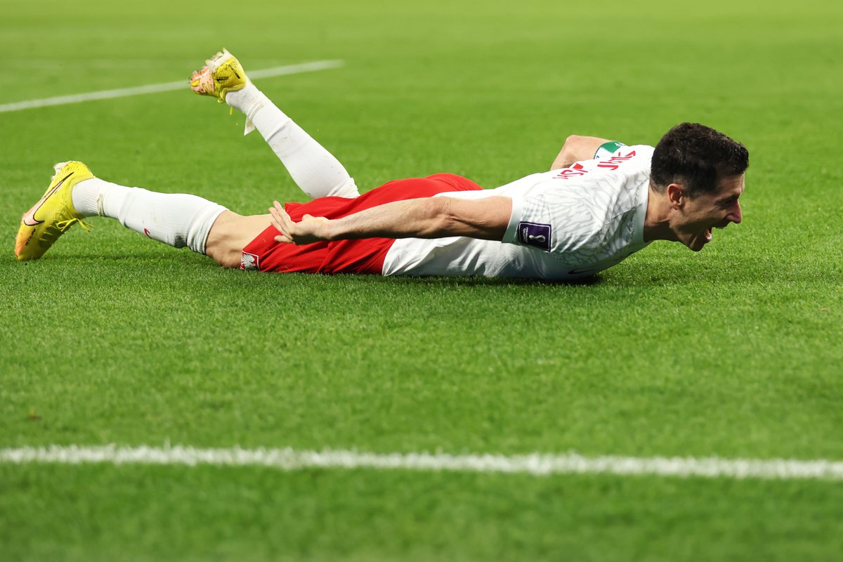 mundodeportivo's tweet photo. 🥹 Uno de los momentos de la #FIFAWorldCup 

⚽️🇵🇱 Robert Lewandowski marca su primer gol en un Mundial y no puede contener las lágrimas https://t.co/TvfjvCqHrV