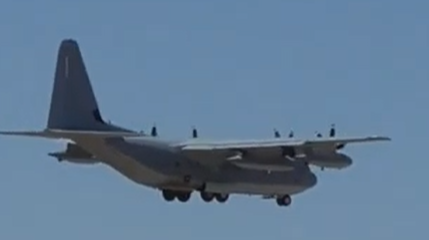 KernFiregraph's tweet photo. USAF KC-130J Super Hercules 737 doing a touch-and-go at Meadows Field. https://t.co/1Vk1MTSClN
